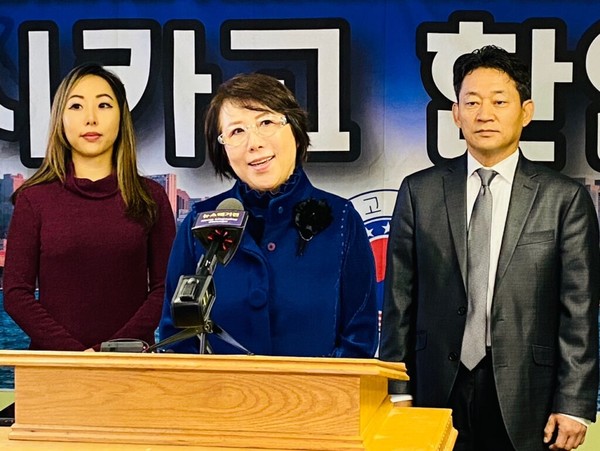 최은주 한인회장 당선인(가운데)이 당선증을 받은 직후 인사말을 통해 “소통과 화합을 앞세우고, 차세대 참여를 통한 한인사회 확대를 모색하겠다”고 밝히고 있다. 사진 왼쪽은 캐런 황 차석 부회장 당선인, 오른쪽은 허재은 수석부회장 당선인(사무총장 겸임)